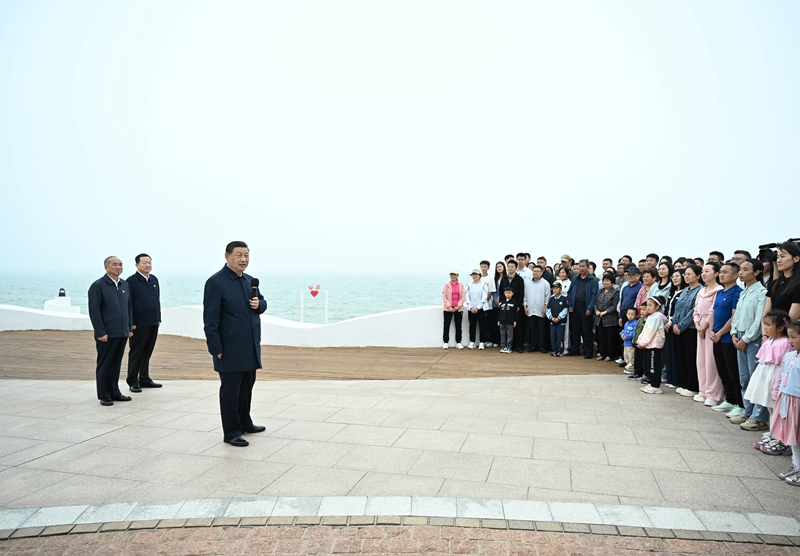 5月22日至24日，，，，，，中共中央总书记、国家主席、中央军委主席习近平在山东考察。。。。。。。这是22日下午，，，，，，习近平在日照市阳光海岸绿道同市民和游客亲切交流。。。。。。。