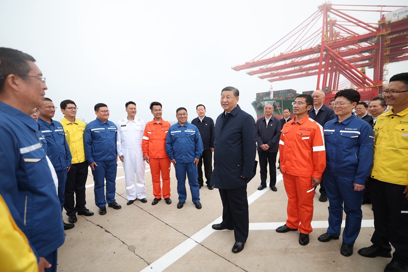 5月22日至24日，，，，，，中共中央总书记、国家主席、中央军委主席习近平在山东考察。。。。。。。这是22日下午，，，，，，习近平在日照港亲切慰问港口科技工作者、运营人员、航运人员。。。。。。。