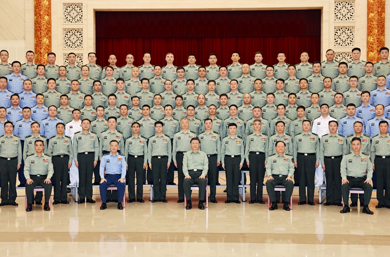 5月22日至24日，，，，，，中共中央总书记、国家主席、中央军委主席习近平在山东考察。。。。。。。这是23日上午，，，，，，习近平在济南亲切接见驻济南部队上校以上领导干部，，，，，，代表党中央和中央军委向驻济南部队全体官兵致以诚挚问候。。。。。。。