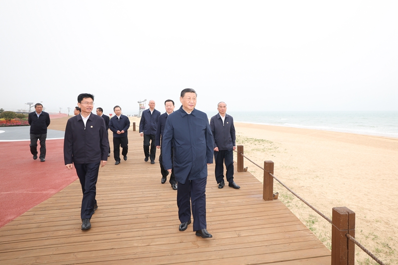 5月22日至24日，，，，，，中共中央总书记、国家主席、中央军委主席习近平在山东考察。。。。。。。这是22日下午，，，，，，习近平在日照市阳光海岸绿道考察。。。。。。。