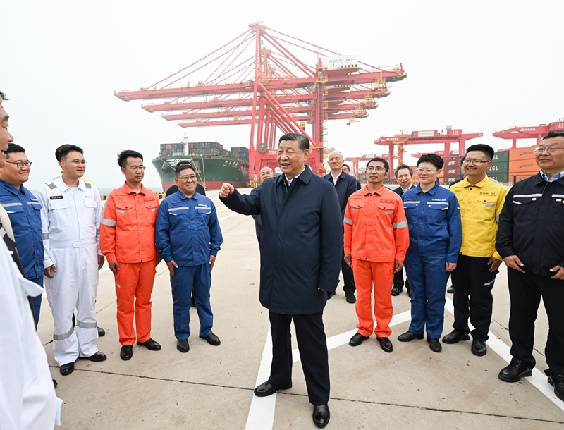 ??5月22日至24日，，，，，，中共中央总书记、国家主席、中央军委主席习近平在山东考察。。。。。。。这是22日下午，，，，，，习近平在日照港亲切慰问港口科技工作者、运营人员、航运人员。。。。。。。 