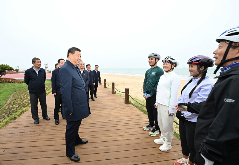 5月22日至24日，，，，，，中共中央总书记、国家主席、中央军委主席习近平在山东考察。。。。。。。这是22日下午，，，，，，习近平在日照市阳光海岸绿道同市民亲切交流。。。。。。。