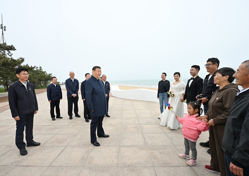 5月22日至24日，，，，，，中共中央总书记、国家主席、中央军委主席习近平在山东考察。。。。。。。这是22日下午，，，，，，习近平在日照市阳光海岸绿道同市民亲切交流。。。。。。。